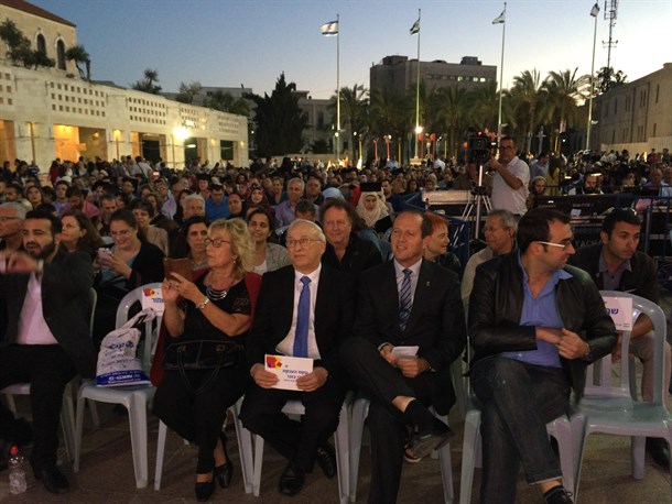 Mayor Nir Barkat and President of the College Prof. Berthold Friedlander at the 2015 degree ceremony 