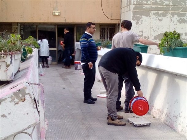 סטודנטים משפצים בניין ברחוב שטרן במסגרת "קהילה בונה"