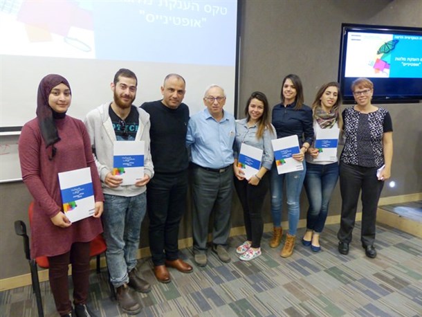  College President Prof. Fridlender (center); Prof. Ariela Gordon-Shaag, Chair of the Department of Optometry and Vision Science (on the right); and Mr. Mustafa Daka, Founder and CEO of Optinice with the students.