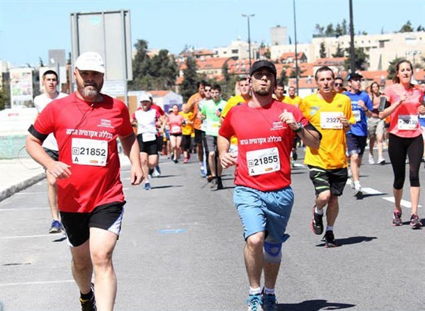 קבוצת הריצה של המכללה במרתון ירושלים