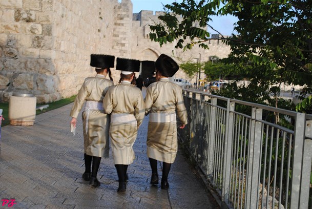 גברים חרדים. צילום: ויקיפדיה