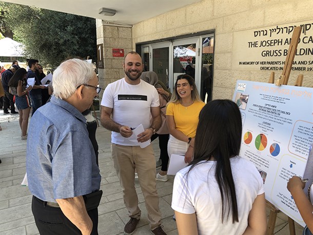 נשיא המכללה, פרופ' ברטולד פרידלנדר, הגיע להצגת הפוסטרים ושוחח עם הסטודנטים