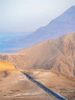 נוף ים המלח והכביש החוצה אותו. צילום: יואב עזיז